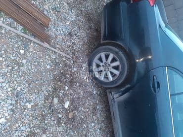 Toyota Avensis -  kompletan auto u delovima