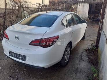Opel Astra J -  kompletan auto u delovima