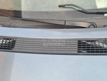 Rešetka haube sa prskalicama za Fiat Scudo od 2007. do 2016. god.