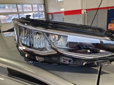 Desni far za Volkswagen Golf 8