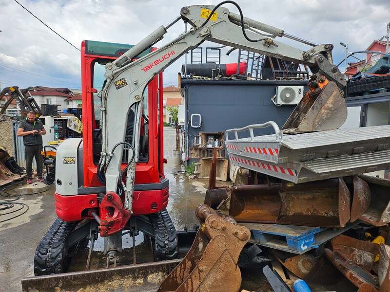 Takeuchi tb 2.7t