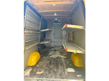 Police u tovarnom prostoru