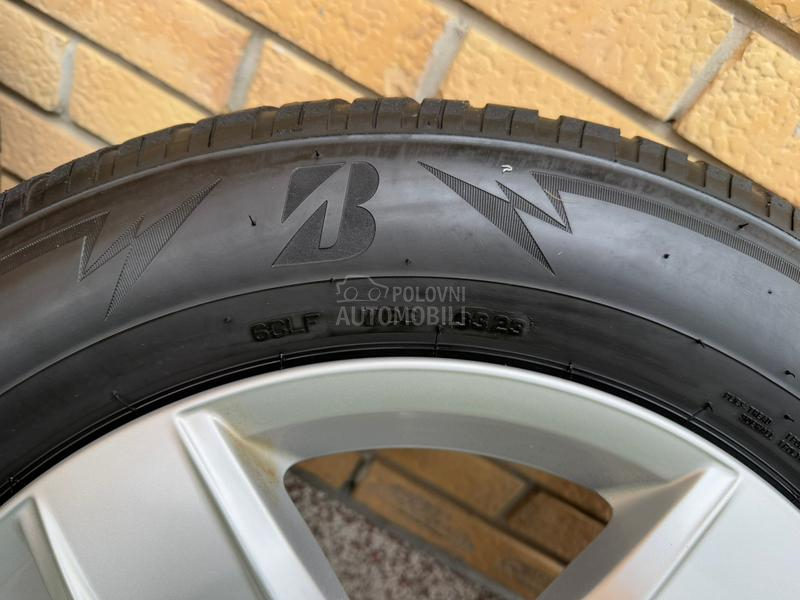 Bridgestone 215/65 R17 Zimska