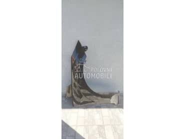 Desno krilo u crnoj boji za Ford Focus od 2008. do 2011. god.