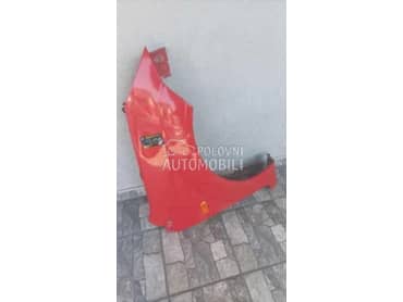 Desno krilo crvene boje za Ford Fiesta od 2002. do 2008. god.