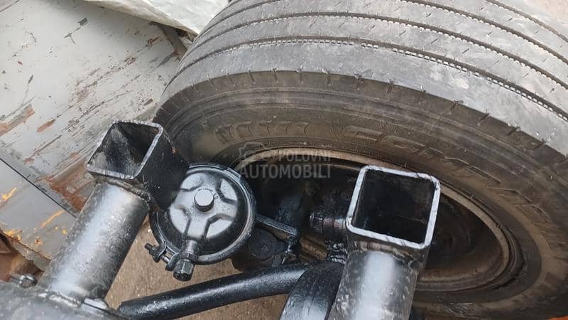 Prikolica sa dizalicom