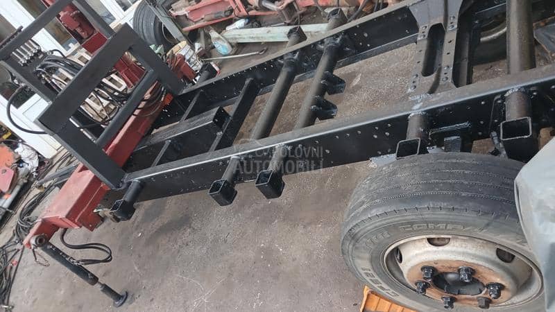 Prikolica sa dizalicom