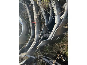 Branik prednji vise boja za Volkswagen Golf 7 od 2013. do 2016. god.