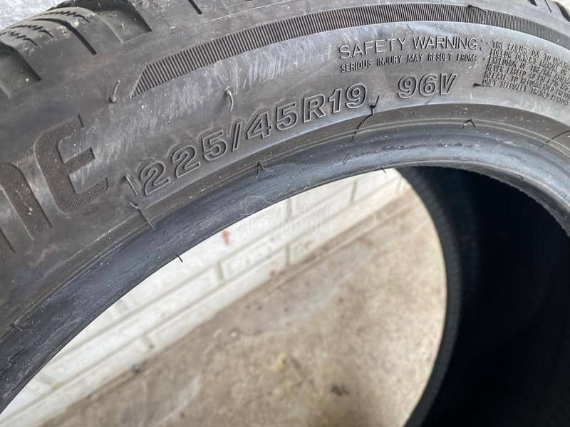 Bridgestone 225/45 R19 Zimska