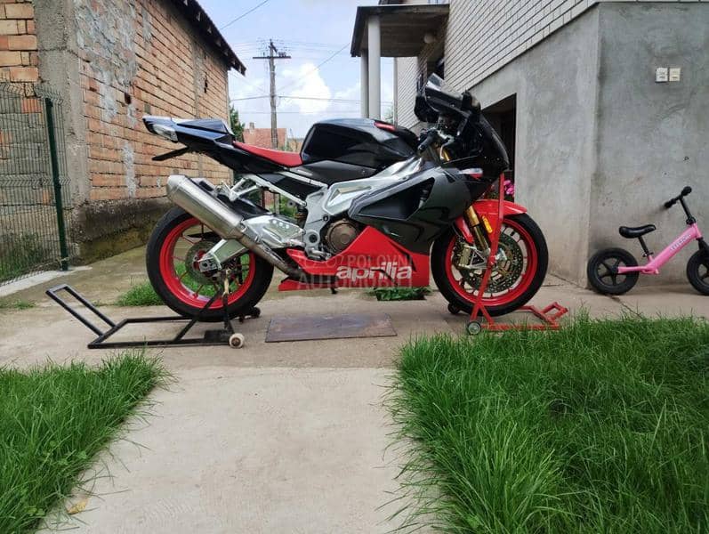 Aprilia RSV 1000R