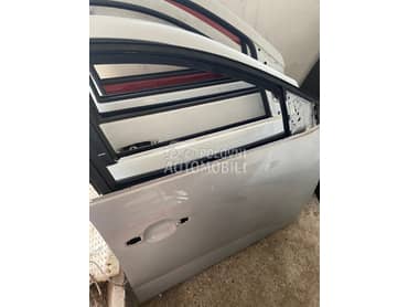 prodajem prednja desna vrata za Dacia Sandero od 2020. do 2024. god.