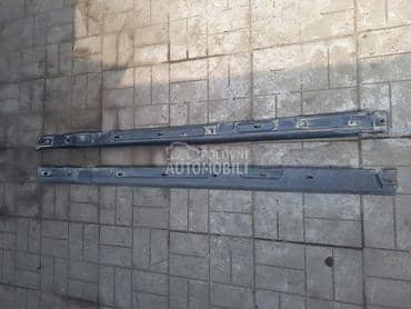 Plastična zaštita pragova mk2 za Ford Focus od 2005. do 2008. god.