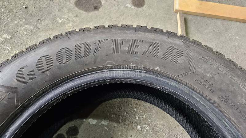 Goodyear 215/60 R16 Zimska