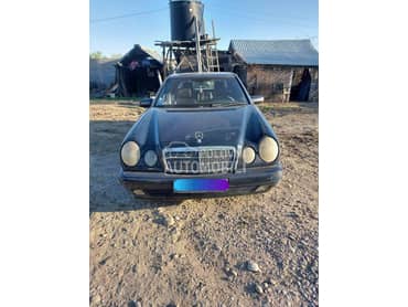 Mercedes Benz E 220 -  kompletan auto u delovima