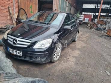 Mercedes Benz B 180 -  kompletan auto u delovima