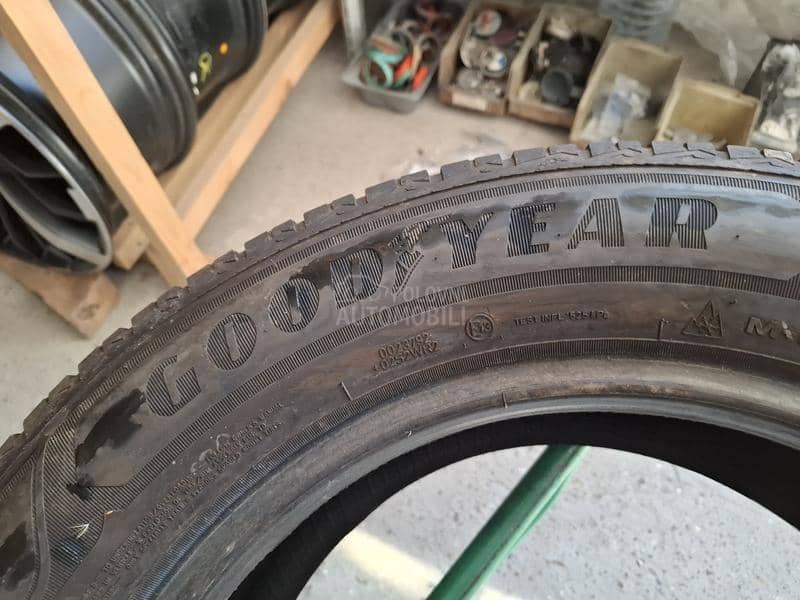 Goodyear 235/60 R17 Zimska