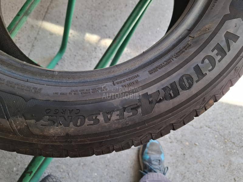 Goodyear 235/60 R17 Zimska