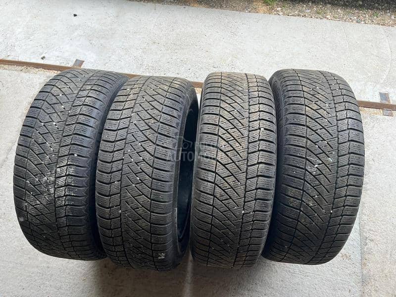 Continental 215/60 R17 Zimska