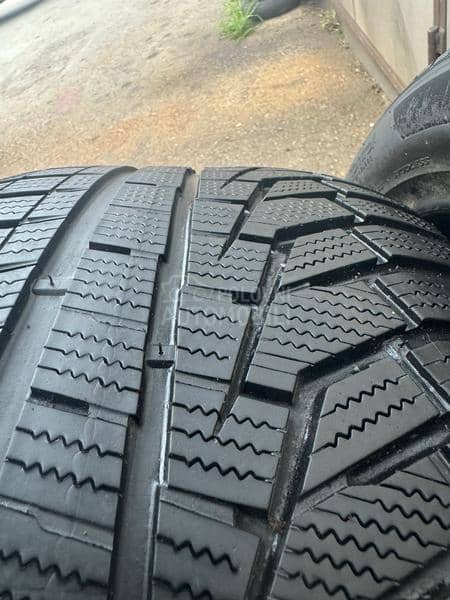 Hankook 255/45 R18 Zimska