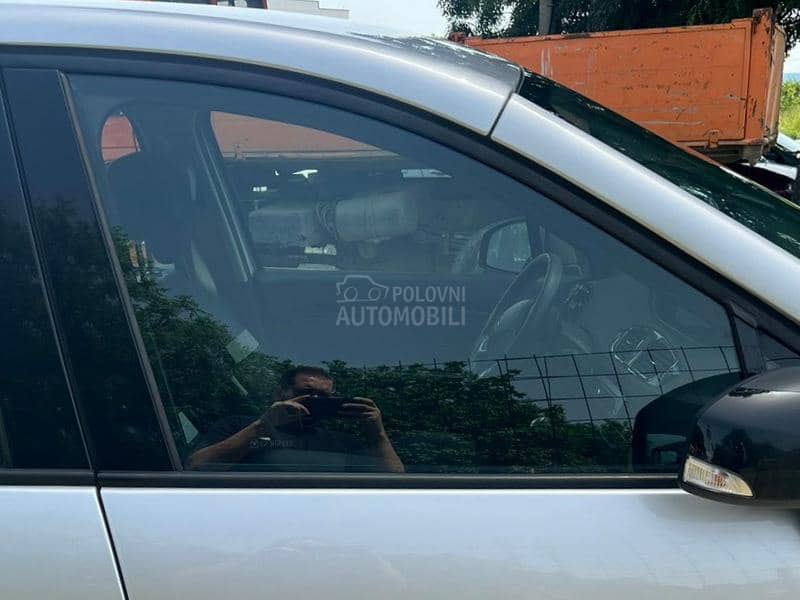 Staklo prednje desno