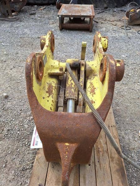 Univerzalna hidraulična brza spojnica