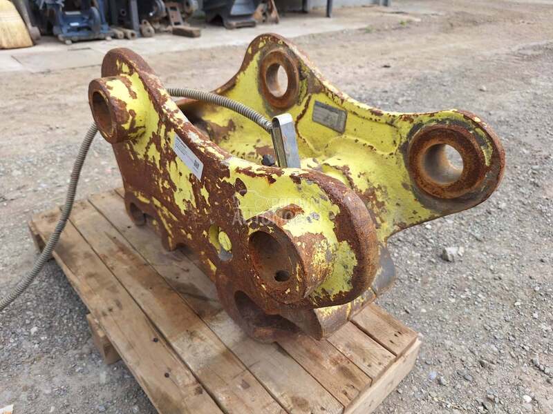 Univerzalna hidraulična brza spojnica