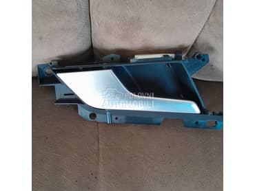 B9 kvaka na vozacevom tapaciru za Audi A4