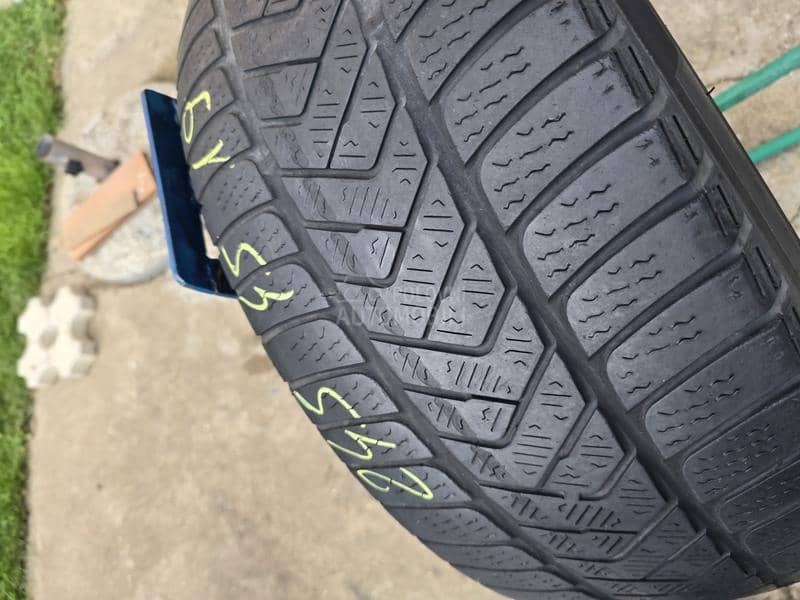 Pirelli 245/45 R19 Zimska