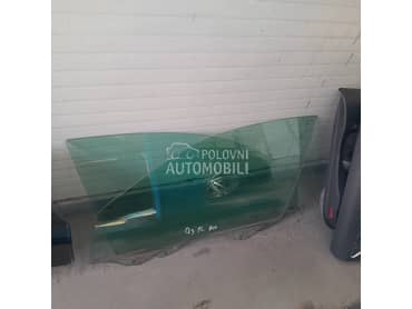 Prednje desno staklo za Audi Q3 od 2011. do 2018. god.