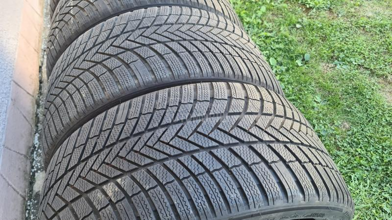 Bridgestone 275/35 R21 Zimska