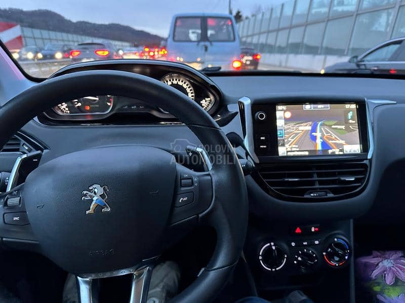 Peugeot 208 CH Aut.head-up