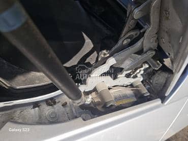 Ispljivac Haube za Mercedes Benz E Klasa od 2009. do 2015. god.