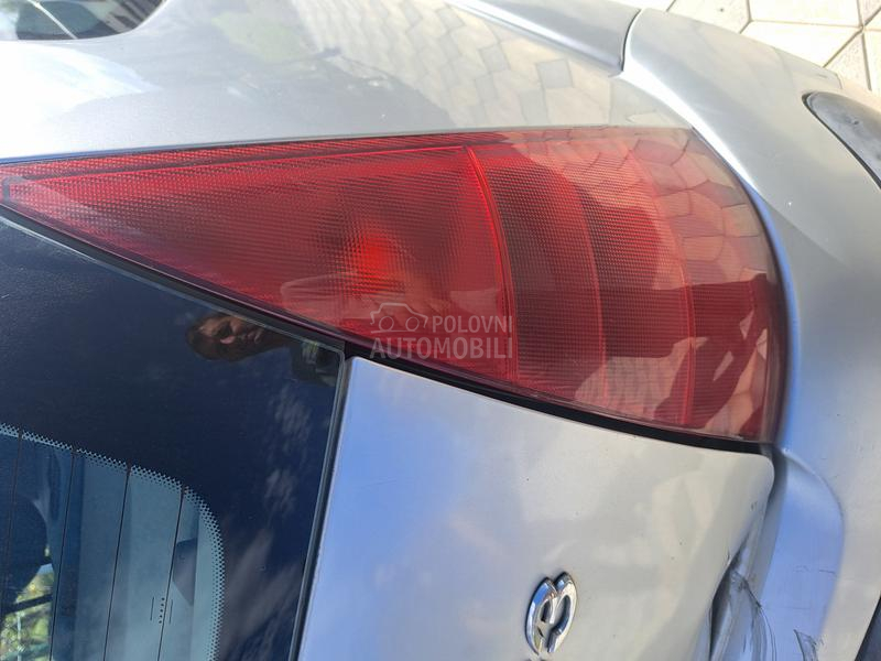 zadnja desna lampa stop svetlo