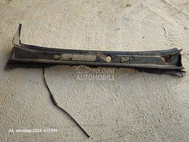 Torpedo plastika kod brisaca za Nissan Navara od 2015. do 2021. god.