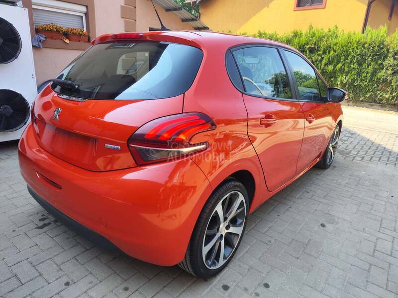 Peugeot 208 1.6e-hdi 17/Led
