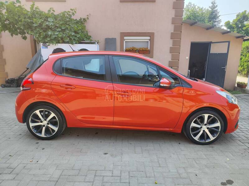 Peugeot 208 1.6e-hdi 17/Led