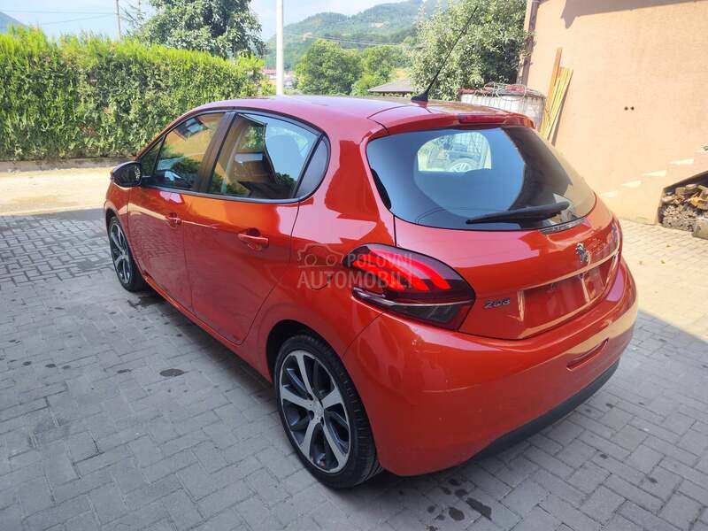 Peugeot 208 1.6e-hdi 17/Led
