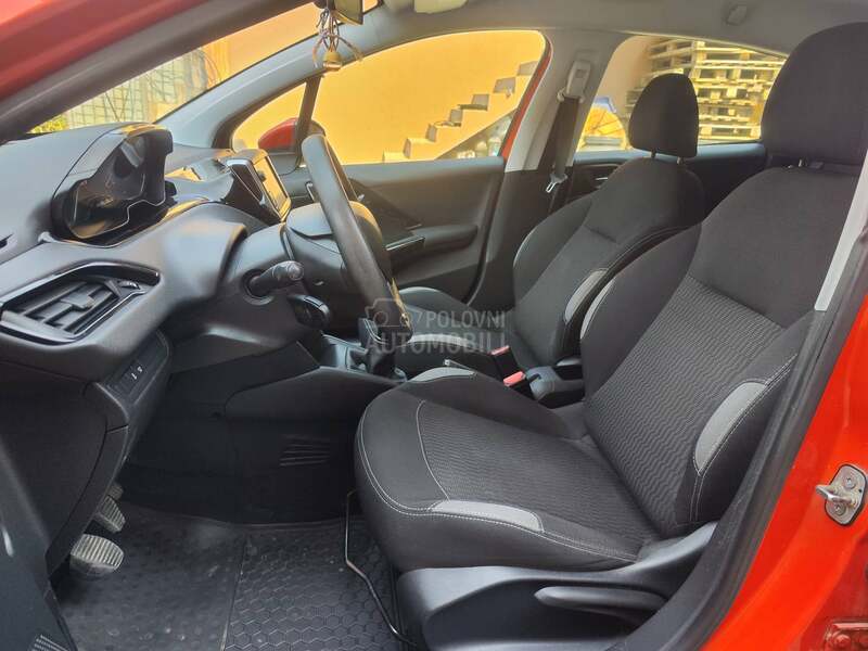 Peugeot 208 1.6e-hdi 17/Led