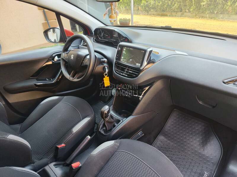 Peugeot 208 1.6e-hdi 17/Led