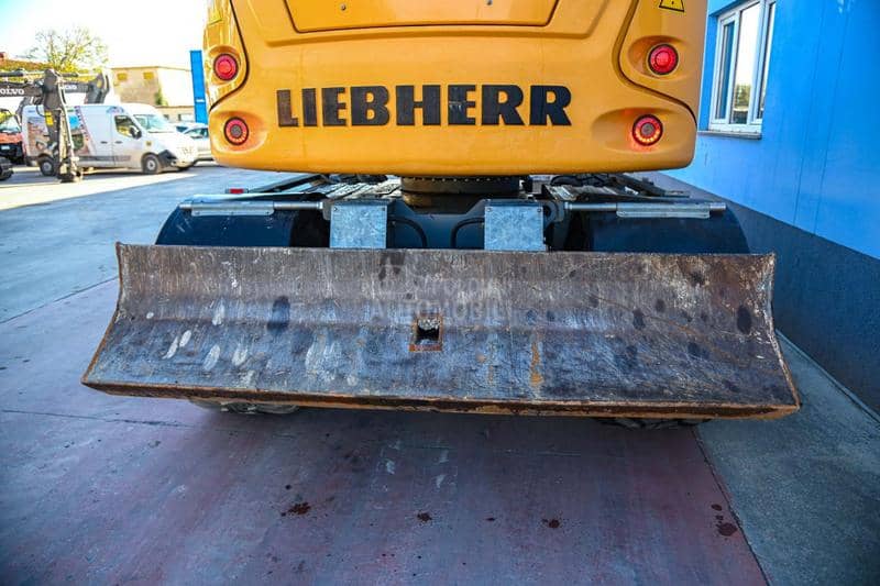 Liebherr A910