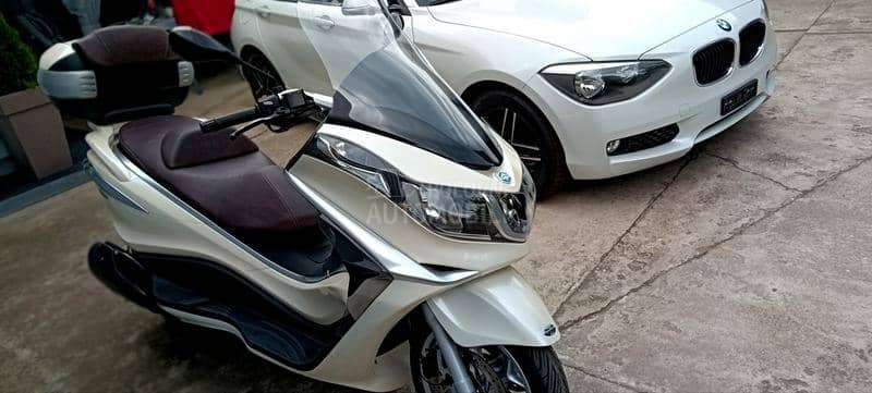 Piaggio x10 Švajcarac