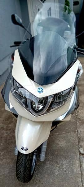 Piaggio x10 Švajcarac