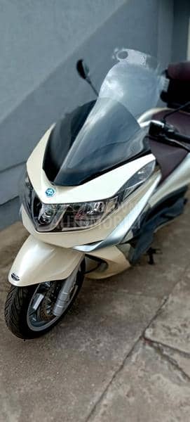 Piaggio x10 Švajcarac