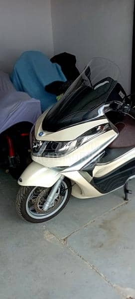 Piaggio x10 Švajcarac