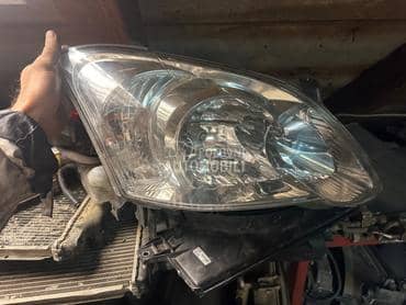 Desni far hatchback restyliing za Toyota Corolla od 2005. do 2007. god.