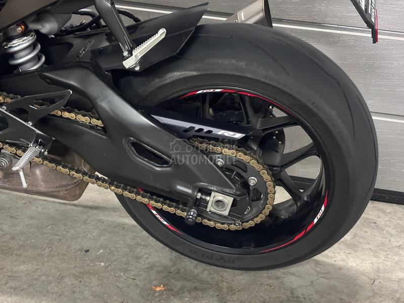 Yamaha r1