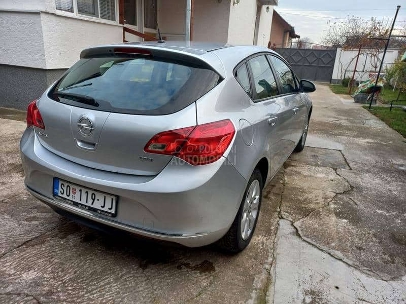 Opel Astra J 