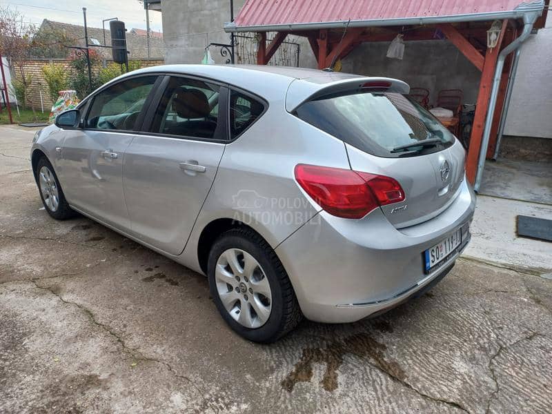 Opel Astra J 