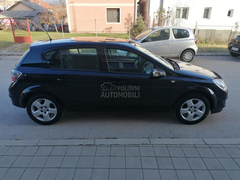 Opel Astra H 1.6i ESSENTIA CH