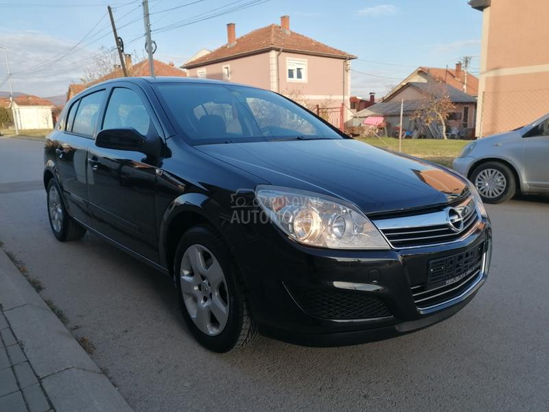 Opel Astra H 1.6i ESSENTIA CH